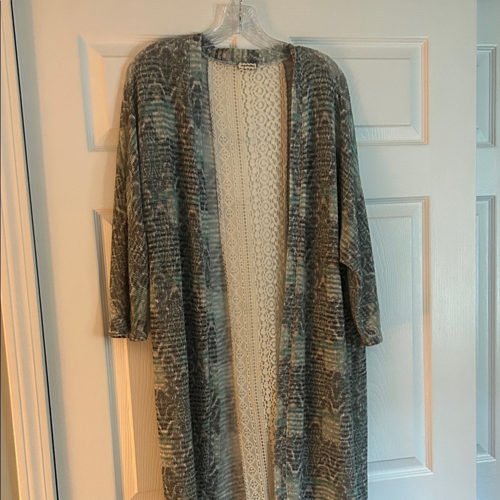 Eyeshadow Crochet Lace Top in Cream and green grey